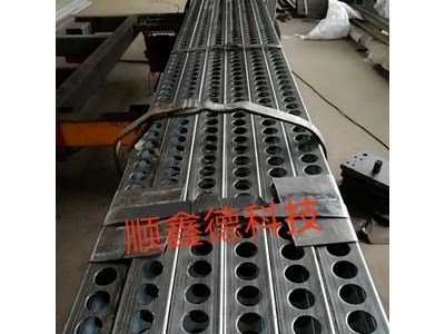 各種冷彎型鋼，沖孔打孔加工