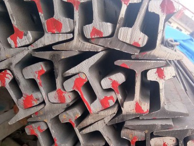 現(xiàn)貨供應43kg軌道鋼 鋼軌鐵道軌國際標準30公斤輕軌產地邯鄲