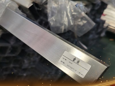 現(xiàn)貨SUS304拉絲不銹鋼方管 32*32足厚1.0細(xì)紋直絲裝飾不銹鋼方通