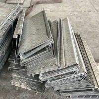 201 304不銹鋼花紋板 樓梯板 腳踏板焊接折彎加工定做來(lái)樣加工