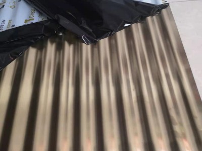 香檳金不銹鋼波浪板圓弧表面貼膜波紋板厚0.6*836寬長(zhǎng)2440